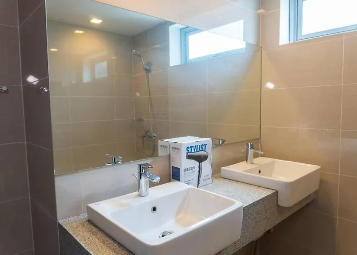 A2j Luxury Uptown 3br Near Uptown Mall * Manila